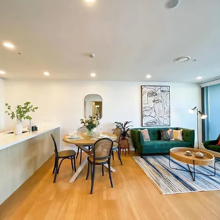 Designed Penthouse 2Bed & 2Bath With Skytower View On Queen St